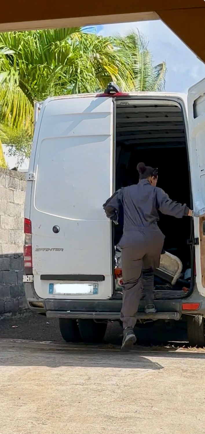Membre de l'équipe Noma Garden chargeant le matériel dans le camion